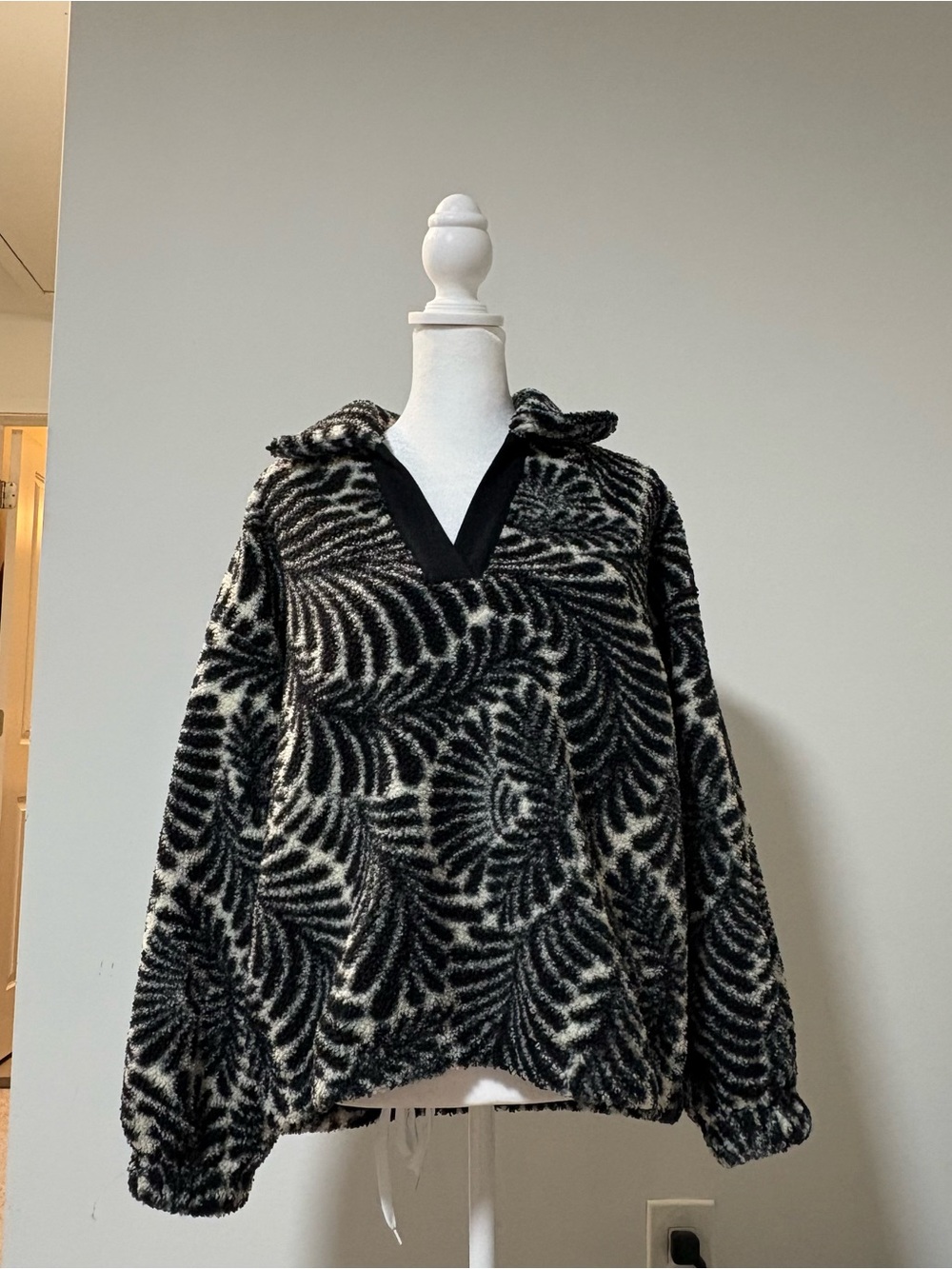 LOFT Black and White V-Neck Textured Pullover